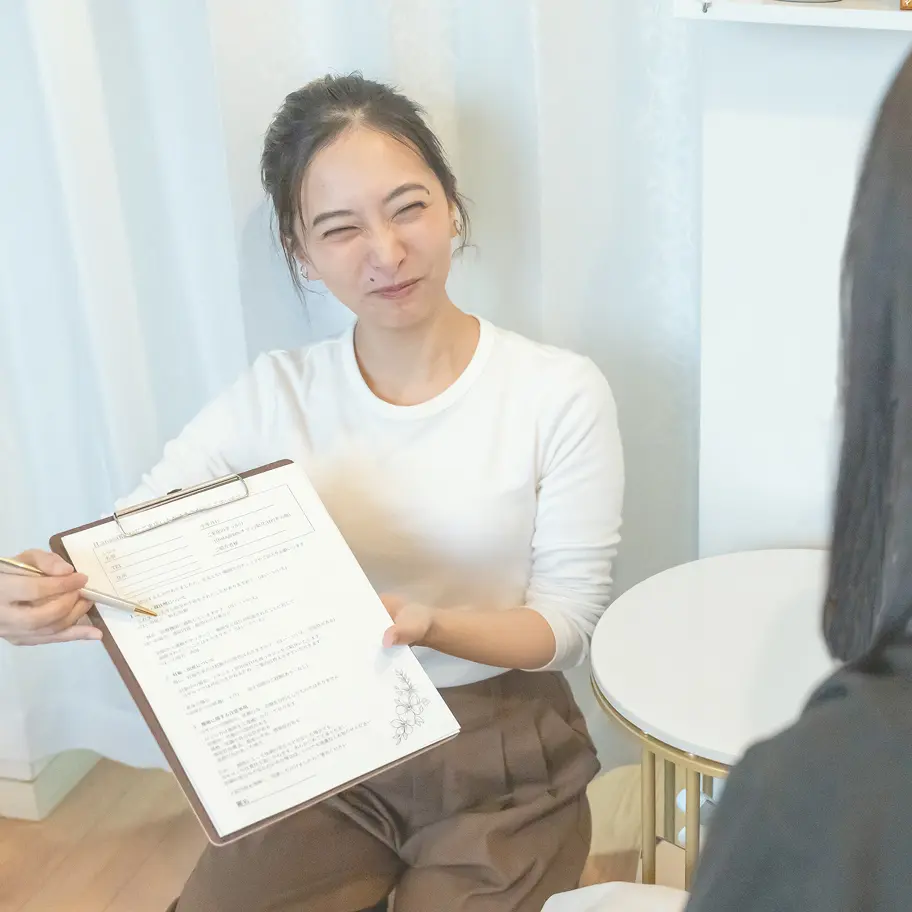 フェムケアサロンH.anasak.uraのオーダーメイドなヒアリングをしている画像