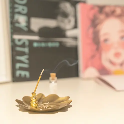 サロンを良い香りで包むお香の画像