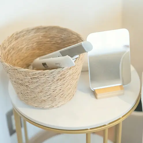 サロンにアイロンと鏡がある画像